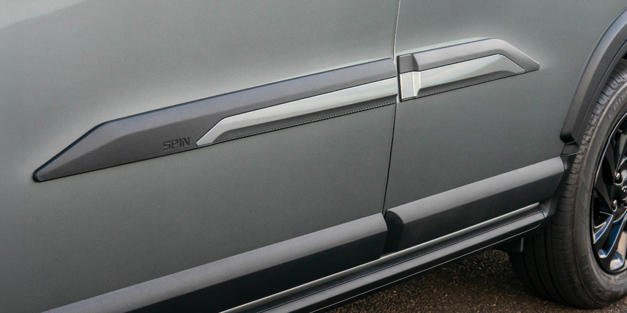 Chevrolet Spin 2027 com acessórios de friso de porta e letras em baixo relevo
